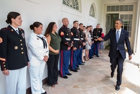 Obama ráno zdraví vojenský personál Bílého domu.
