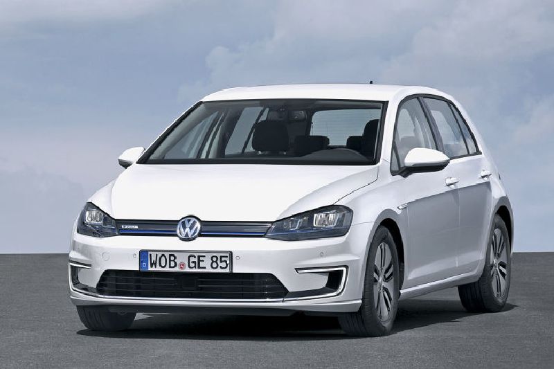 VW Golf se oblékl do elektrického šatu, pohání ho elektromotor.