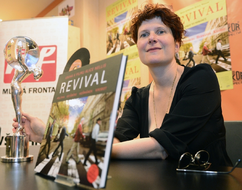 Režisérka Alice Nellis se po úspěšném Revivalu vrhla na filmovou adaptaci Vieweghovy knihy Andělé všedního dne.