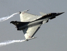 Francouzský víceúčelový taktický letoun Rafale. 