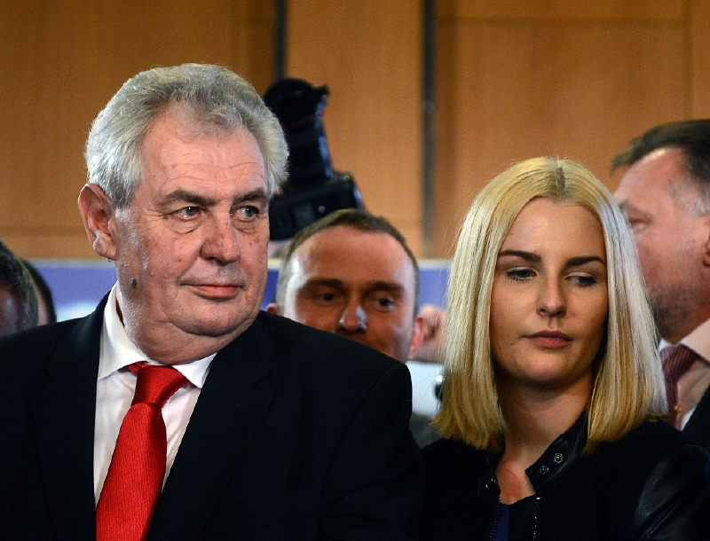 Prezident Miloš Zeman zahájí školní rok na soukromém gymnáziu Amazon, kde bude v následujícím školním roce maturovat jeho dcera. Prezident Miloš Zeman zahájí školní rok na soukromém gymnáziu Amazon, kde bude v následujícím školním roce maturovat jeho dcera.