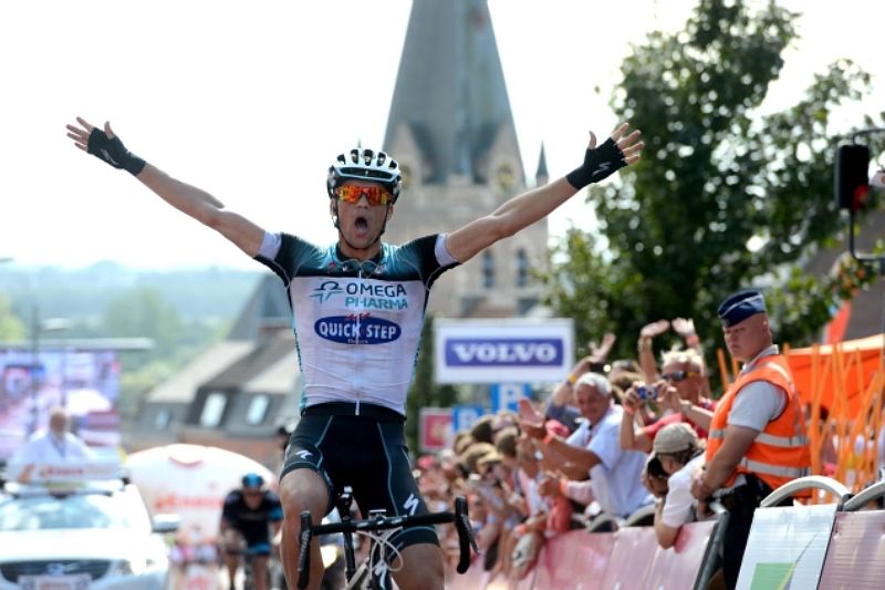 Cyklista Zdeněk Štybar se raduje z vítězství. Cyklista Zdeněk Štybar se raduje z vítězství.