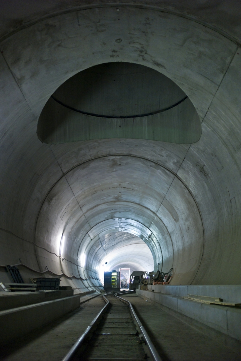 Tunel je ještě ve výstavbě, po jeho dokončení v roce 2016 by jízda měla zabrat pouhých 20 minut.