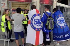 Fanoušci Chelsea u vstupu do stadionu v Edenu.