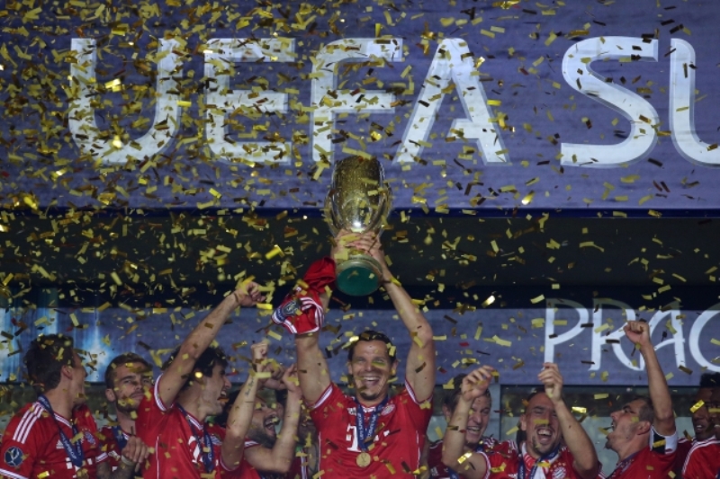 Fotbalisté Bayernu Mnichov s trofejí pro vítěze Superpoháru. Fotbalisté Bayernu Mnichov s trofejí pro vítěze Superpoháru.