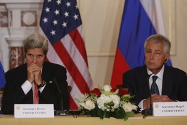 Američtí ministři zahraničí a obrany John Kerry (vlevo) a Chuck Hagel.