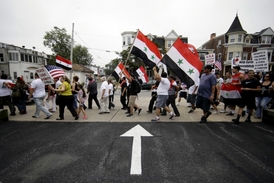 Syřané v USA protestují proti napadení Sýrie.