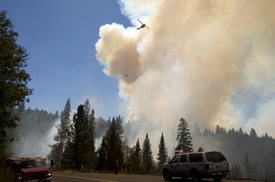 Vrtulník hasící podél silnice Highway 120 blízko Yosemitského národního parku.