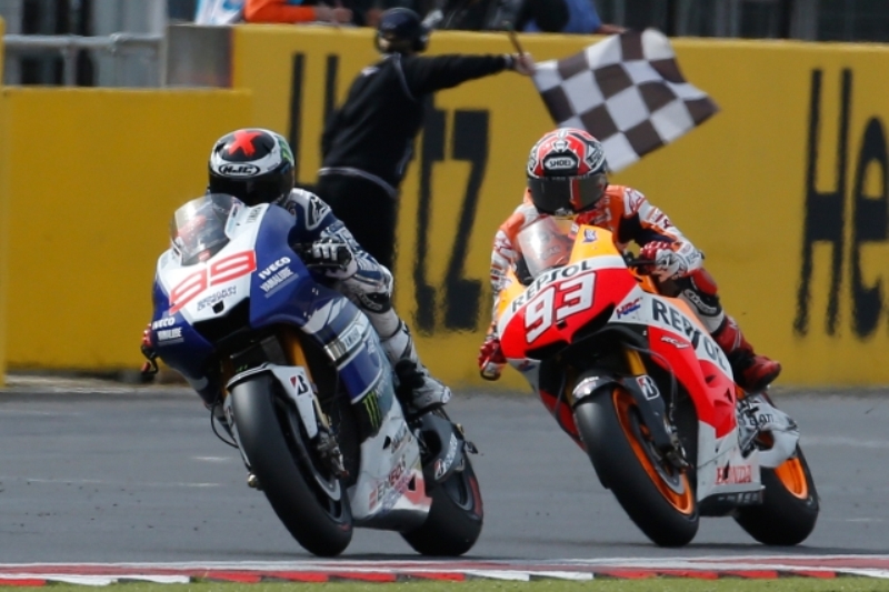 Dramatický závod v Anglii vyhrál Jorge Lorenzo. Dramatický závod v Anglii vyhrál Jorge Lorenzo.