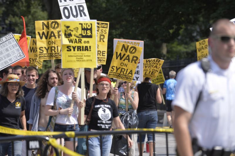 Do války v Sýrii se Američané nehrnou, v sobotu proti ozbrojené akci USA demonstrovali před Bílým domem.