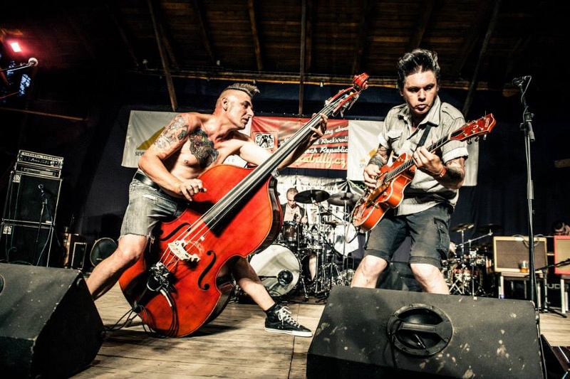 Mordors Gang dodává k rockabilly komediální rovinu. Mordors Gang dodává k rockabilly komediální rovinu.