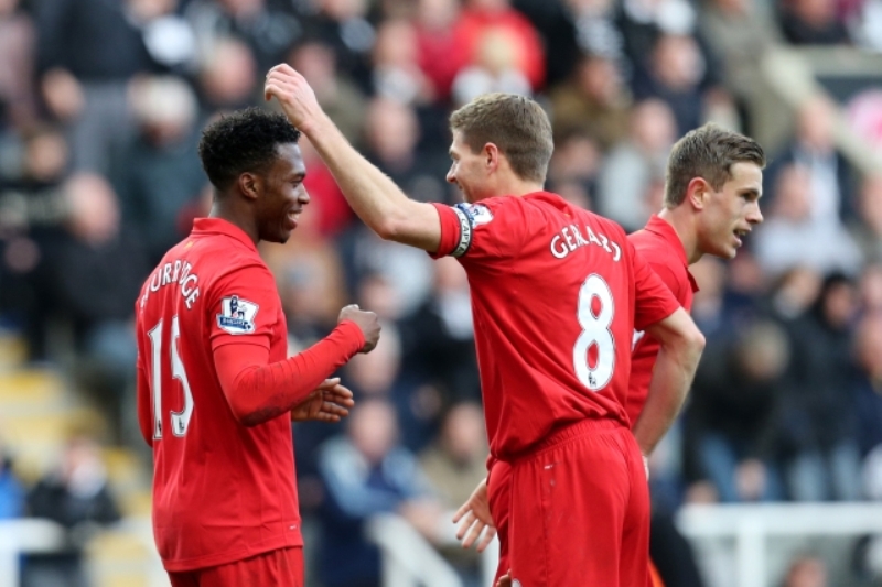 Daniel Sturridge (vlevo) jediným gólem rozhodl o výhře Liverpoolu nad Manchesterem United. Daniel Sturridge (vlevo) jediným gólem rozhodl o výhře Liverpoolu nad Manchesterem United.