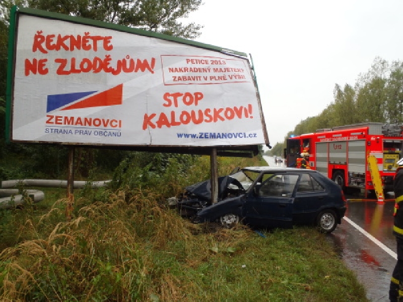 Řidič se svým vozem najel do předvolebního billboardu Zemanovců. Řidič se svým vozem najel do předvolebního billboardu Zemanovců.