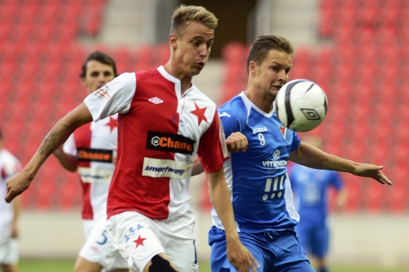Záložník Slavie Ondřej Petrák (vlevo) bude muset se spoluhráči zaplatit půlmilionovou pokutu. 
