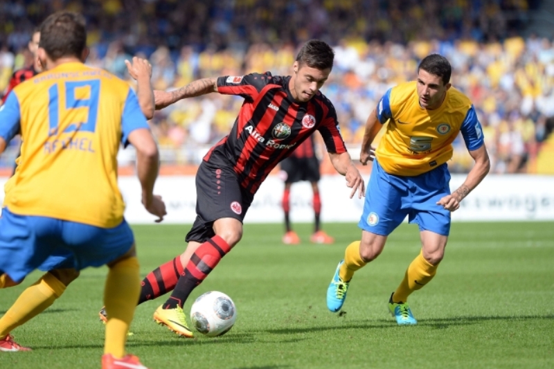 Václav Kadlec (uprostřed) vstřelil první gól v dresu Frankfurtu.