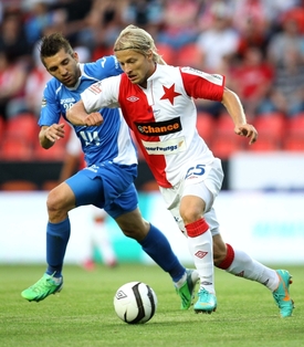 Záložník Slavie Tomáš Mičola (vpravo).