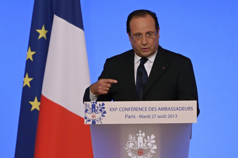 Prezident François Hollande je vrchním velitelem francouzské armády a podle ústavy má právo sám nařídit zahraniční intervenci.