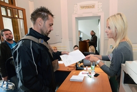 Hejtmanství rozhodlo zorganizovat dotace stylem "kdo dřív přijde, ten dřív mele", jinak se prý machinace s žádostmi vyloučit nedají.