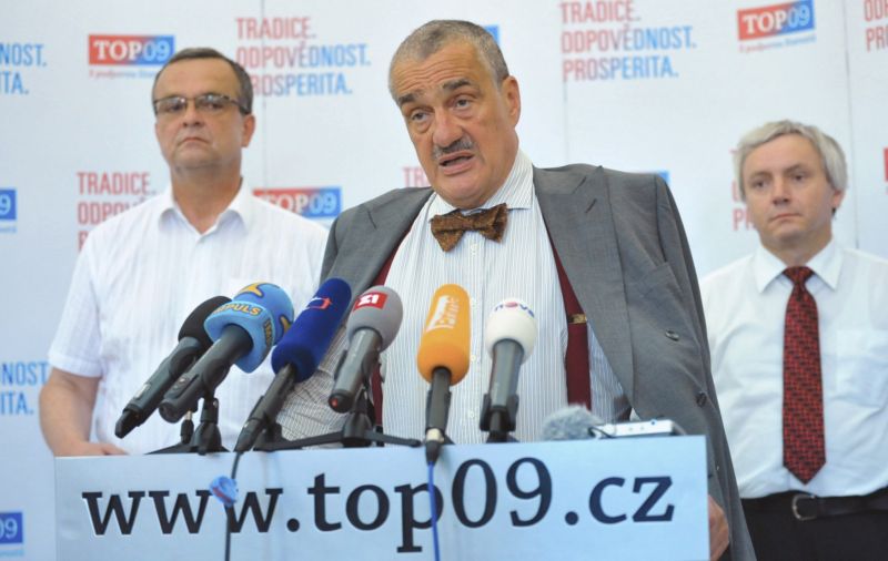 Předseda TOP 09 Karel Schwarzenberg, vlevo místopředseda strany Miroslav Kalousek a vpravo předseda pražské topky František Laudát. Předseda TOP 09 Karel Schwarzenberg, vlevo místopředseda strany Miroslav Kalousek a vpravo předseda pražské topky František Laudát.