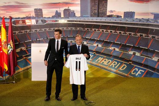 Prezident klubu Florentino Pérez s Garethem Balem. Prezident klubu Florentino Pérez s Garethem Balem.