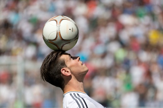 Bale před fanoušky zažongloval s míčem. Bale před fanoušky zažongloval s míčem.