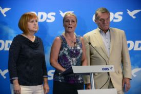 Poslankyně Lenka Kohoutová (vlevo), Jana Černochová a šéf pražské ODS Bohuslav Svoboda.