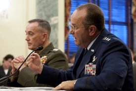 Generál Joseph Dunford (vlevo) vidí prespektivy afghánské armády bledě.