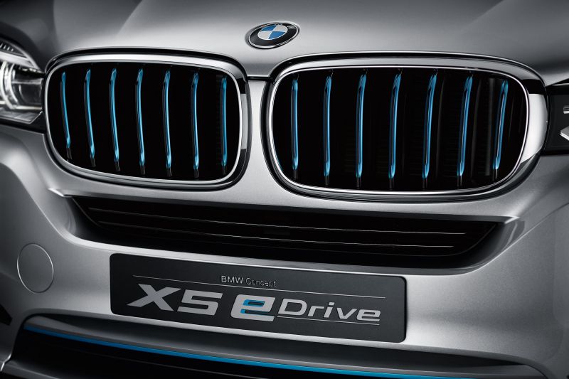 Koncept BMW X5 eDrive září modře.