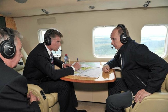 Prezident Putin sleduje z vrtulníku škody napáchané velkou vodou.