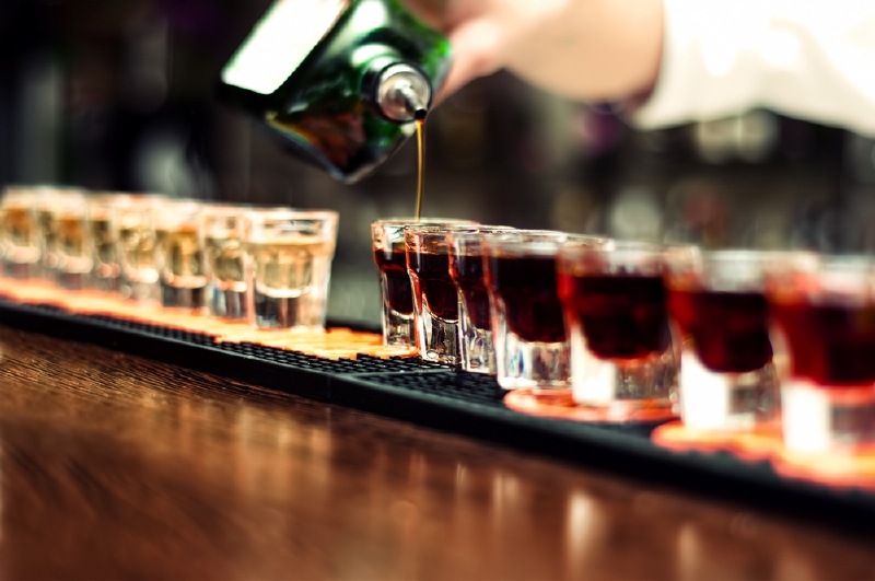 Celkem si  otrávený alkohol vyžádal 47 obětí a dalších zhruba osmdesát lidí mělo zdravotní komplikace, které v mnoha případech vyústily v doživotní následky (ilustrační foto).