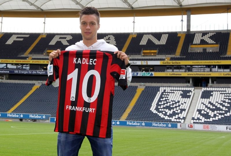 Exsparťanský útočník Václav Kadlec se vydal na první zahraniční angažmá do německého Frankfurtu. Exsparťanský útočník Václav Kadlec se vydal na první zahraniční angažmá do německého Frankfurtu.