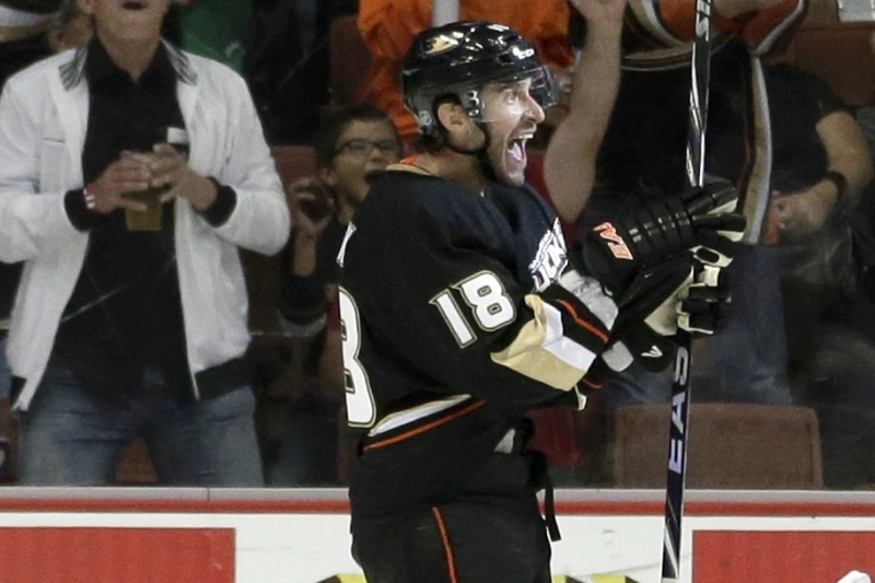 Hokejový útočník Radek Dvořák se bude ucházet v NHL o smlouvu na přípravném kempu Caroliny. Hokejový útočník Radek Dvořák se bude ucházet v NHL o smlouvu na přípravném kempu Caroliny.