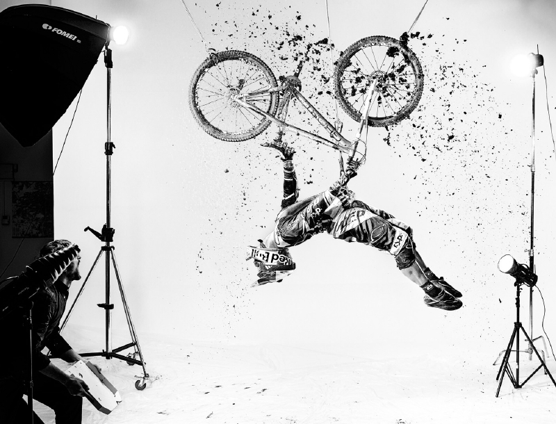 Do soutěže se přihlásilo 18 českých fotografů. Mezi top 10 postoupil snímek Daniela Vojtěcha, který kromě akčních sportů fotí i módu. Fotka vznikala ve studiu, jelikož bylo snadnější ovládat všechna světla a zavěsit kolo a jezdce ke stropu. Do soutěže se přihlásilo 18 českých fotografů. Mezi top 10 postoupil snímek Daniela Vojtěcha, který kromě akčních sportů fotí i módu. Fotka vznikala ve studiu, jelikož bylo snadnější ovládat všechna světla a zavěsit kolo a jezdce ke stropu.