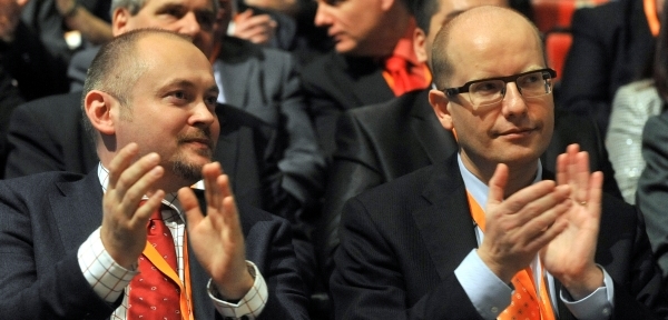 Představitelté ČSSD Bohuslav Sobotka (vpravo) a Michal Hašek. 
