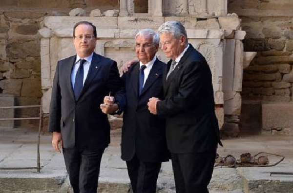 Gauck a Hollande na místě hrůzného masakru spáchaného Němci. Gauck a Hollande na místě hrůzného masakru spáchaného Němci.
