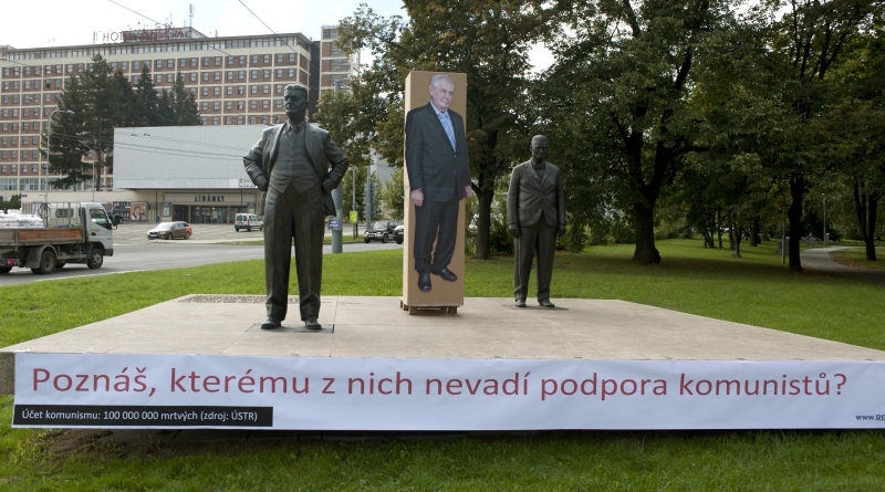 Hnutí Repelent umístilo na sousoší Tomáše Bati a Jana A. Bati v centru Zlína figuru prezidenta Zemana a nápis "Poznáš, kterému z nich nevadí podpora komunistů?".