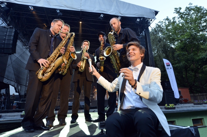 Vojtěch Dyk završil letní turné s brněnským orchestrem B-Side Band na festivalu v Karlových Varech. Vojtěch Dyk završil letní turné s brněnským orchestrem B-Side Band na festivalu v Karlových Varech.