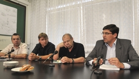 Zleva předseda Sdružení hornických odborů Jaromír Pytlík, předák odborů dolu Paskov Rostislav Palička, předseda ČMKOS Jaroslav Zavadil a generální ředitel OKD Ján Fabián.