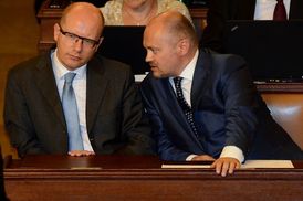 Předseda ČSSD Bohuslav Sobotka (vlevo) a jeho stranický zástupce Michal Hašek. 