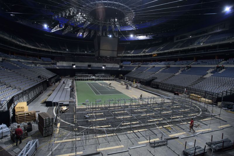 V pražské O2 areně už roste daviscupový kurt.