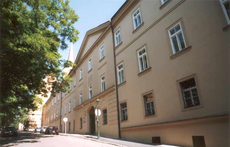 Pohled na budovu kliniky.
