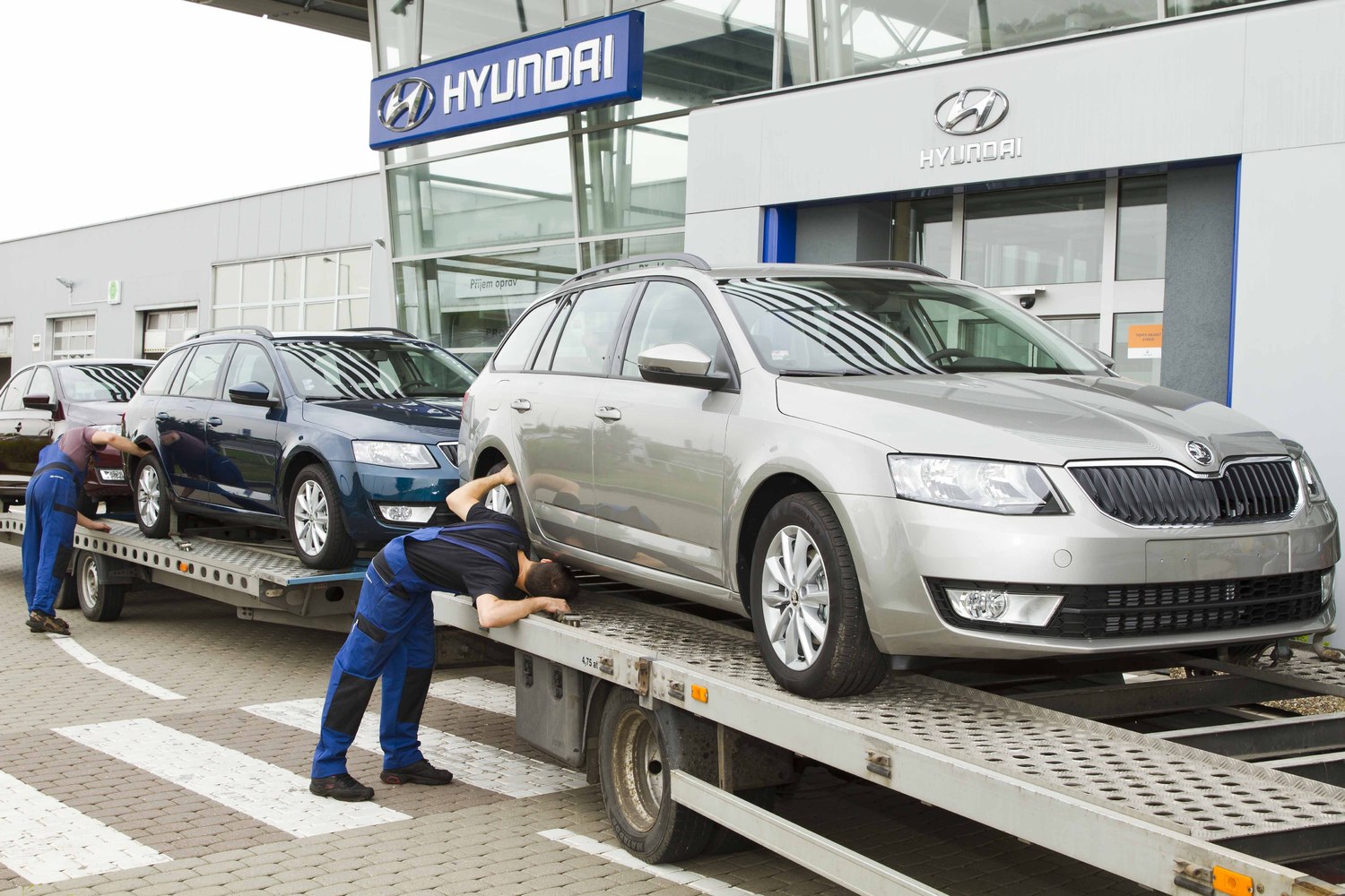 Škoda před show roomem Hyundai.