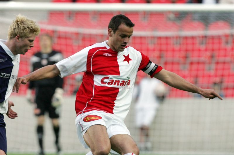 Erich Brabec v dresu Slavie.