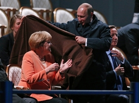 K Angele Merkelové byl Putin o poznání milejší než k americkému prezidentovi.