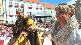 Vinobraní provázejí tradičně i kroje a masky.