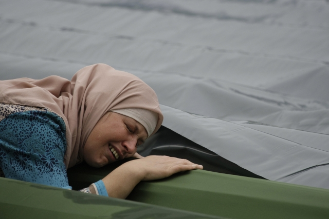 U Srebrenice v červenci pohřbili přes čtyři sta nalezených těl.