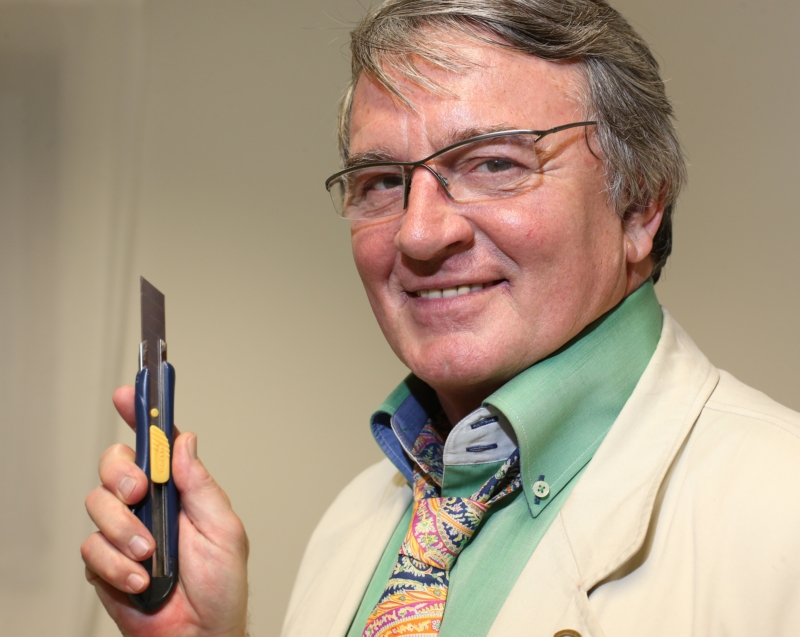 Vlastimil Harapes s "nožem", kterým slavnostně přeřízl pásku.