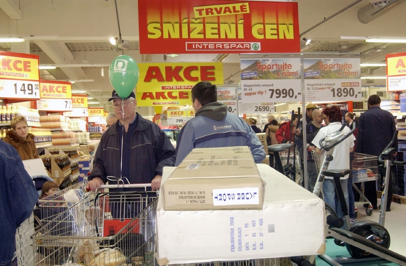 Ani akce v Intersparu nevytáhly řetězec do plusových čísel.