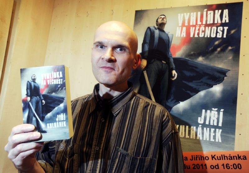 Jiří Kulhánek nemá problém prodat třicet tisíc výtisků své knihy, aniž by se kdekoliv v médiích byť jen mihl.