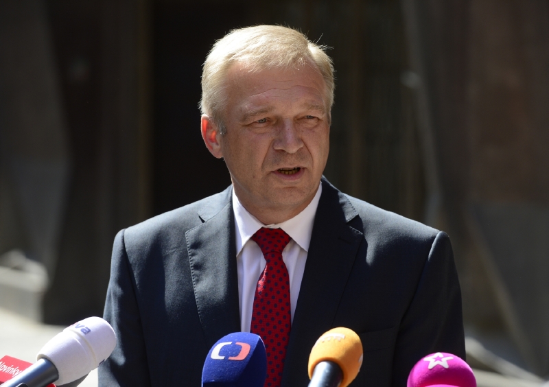 Ministr obrany v demisi Vlastimil Picek. Ministr obrany v demisi Vlastimil Picek.